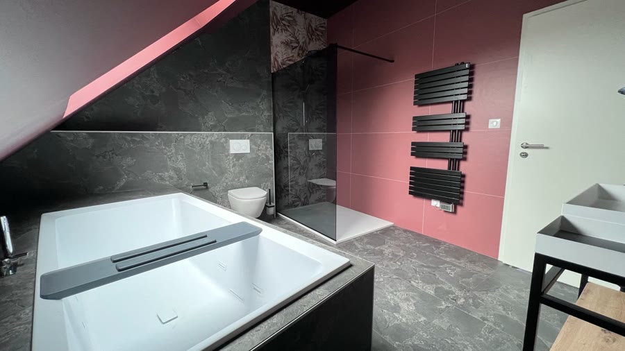 Salle de bain réalisée — baignoire, douche et carrelage pierre