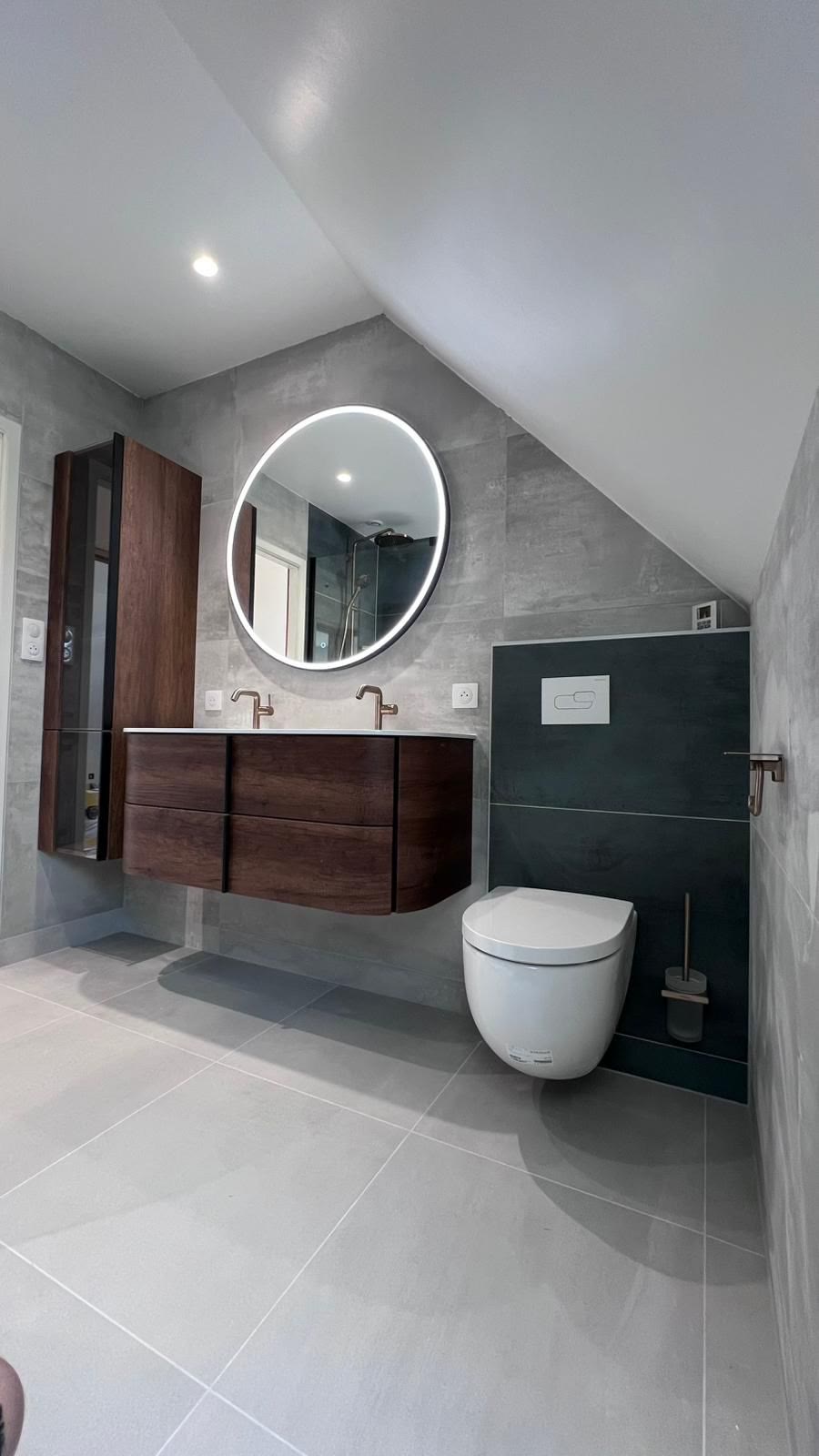 Salle de bain réalisée — béton ciré, meuble noyer et WC suspendu