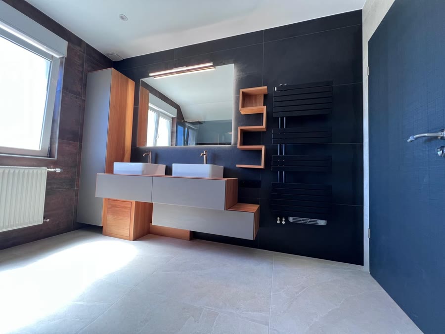 Salle de bain réalisée — double vasque sur mur ardoise et sèche-serviette noir
