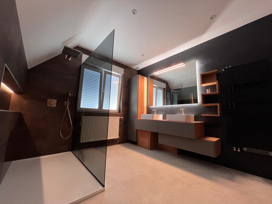 Salle de bain réalisée — douche à l’italienne, paroi verre et meuble bois