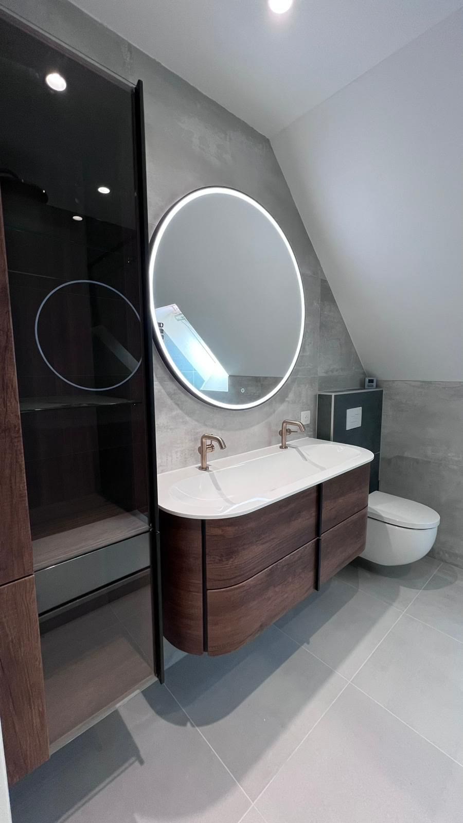 Salle de bain réalisée — meuble vasque bois et miroir rond rétroéclairé