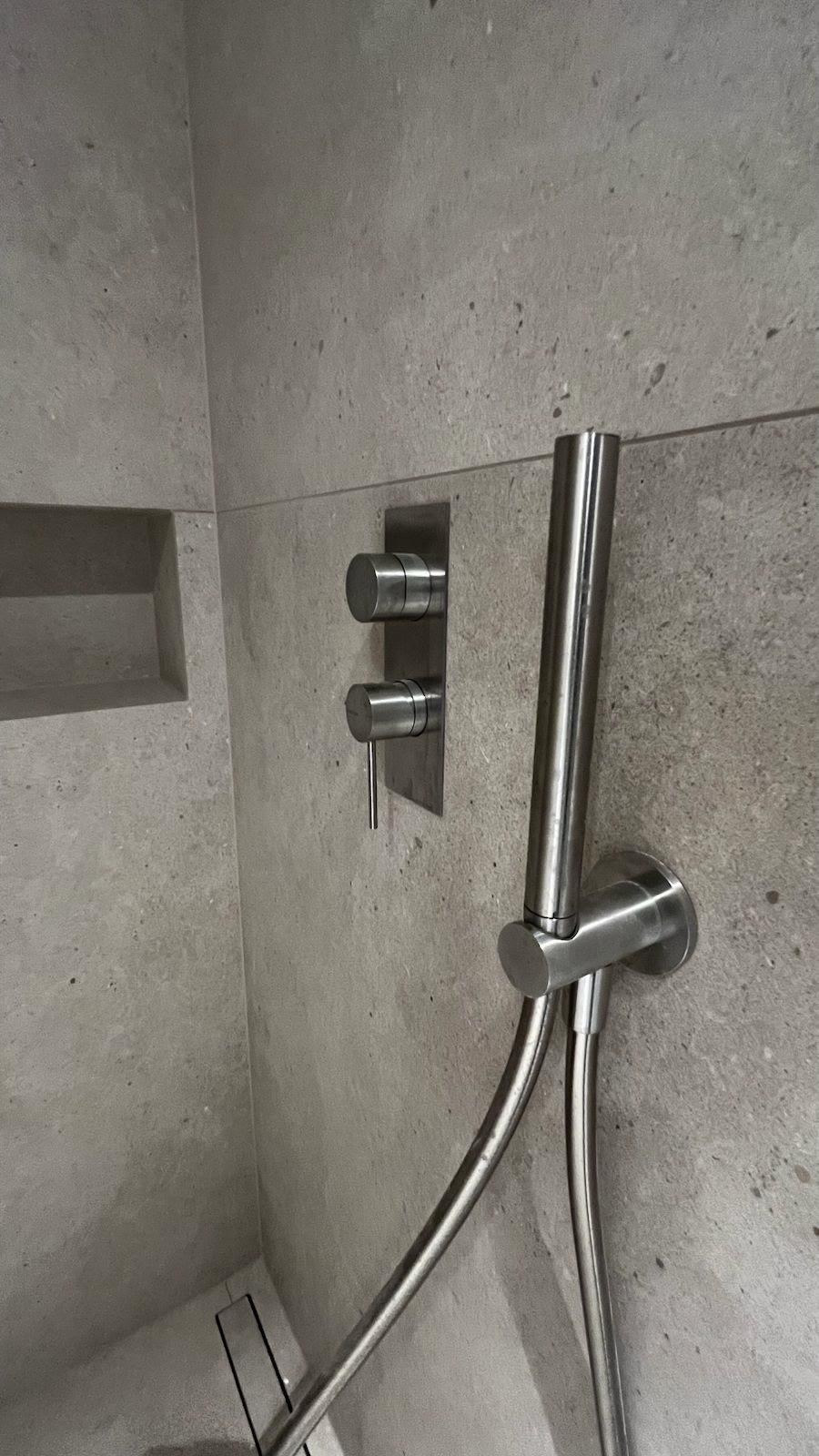 Douche à l’italienne, robinetterie chromée et niche