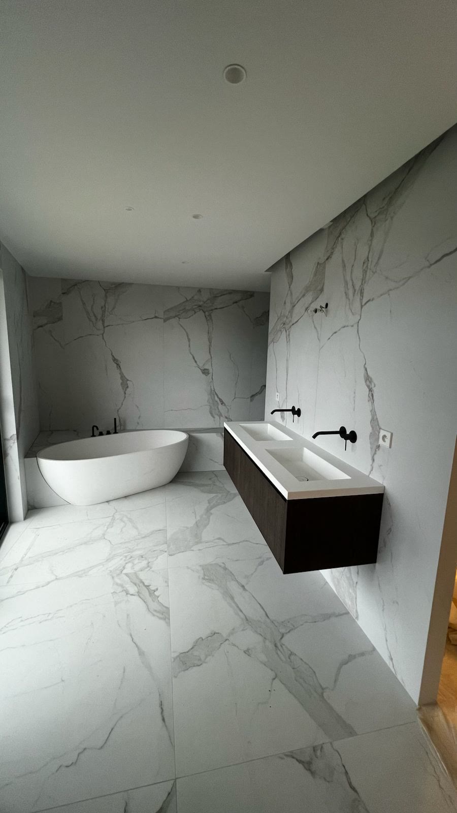 Salle de bain marbre — baignoire îlot et double vasque