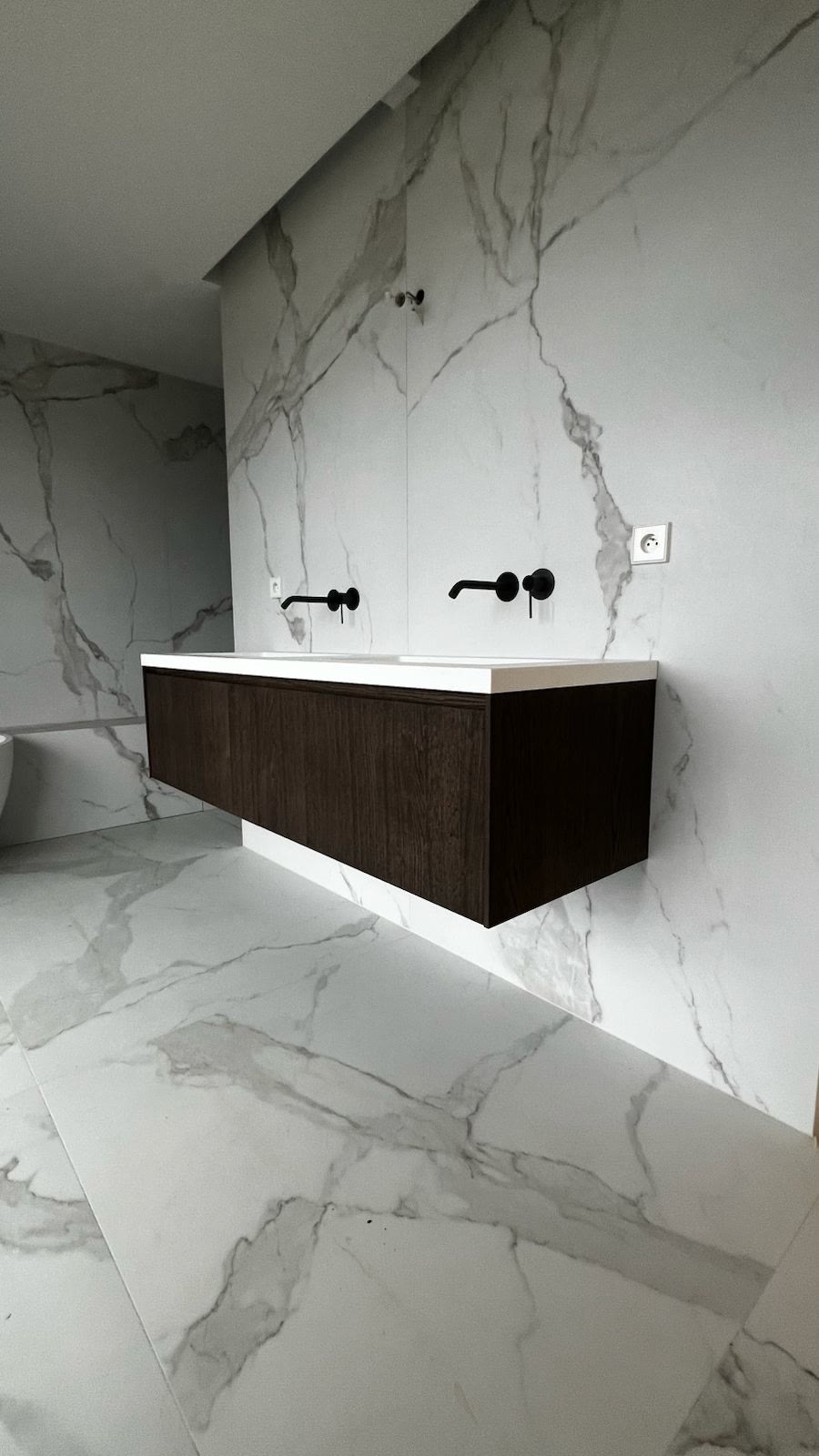 Meuble vasque bois et robinetterie noire sur marbre